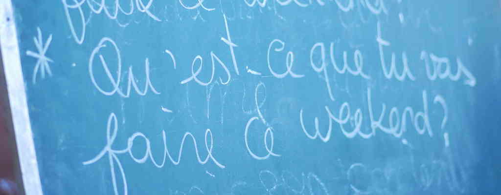 blaue Tafel mit französischer Schrift
